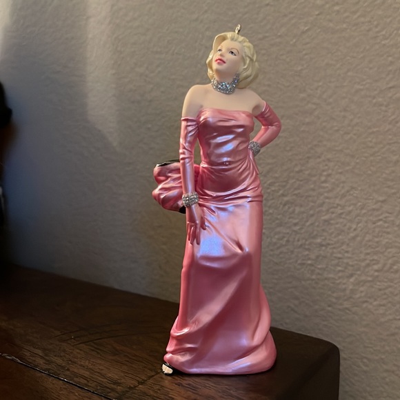 Marilyn Monroe Hallmark Ornament Dated 1997 - Picture 4 of 6
